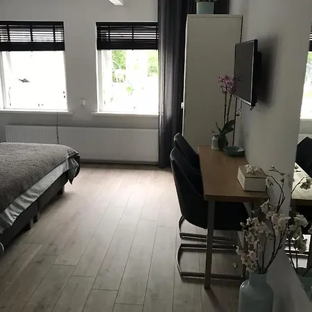 Aan De Veste Oda ve Kahvaltı 3*